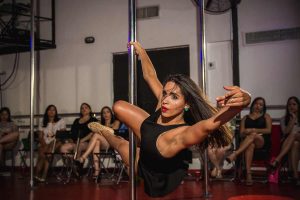 Animacion con pole dance depsedida de soltera